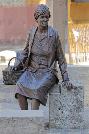 Sculpture of a sitting market woman with basket at the Riemenschneider fountain