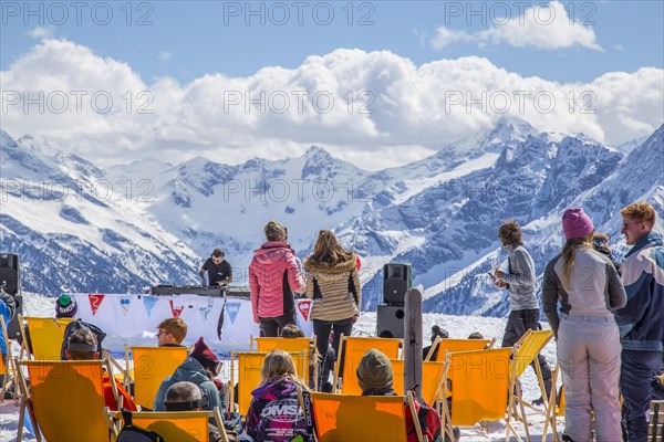 DJ and dancing ski holidaymakers