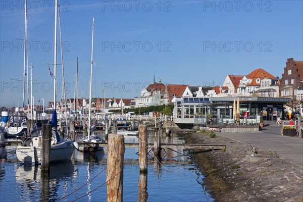 Promenade Vorderreihe along the river Trave at Travemuende