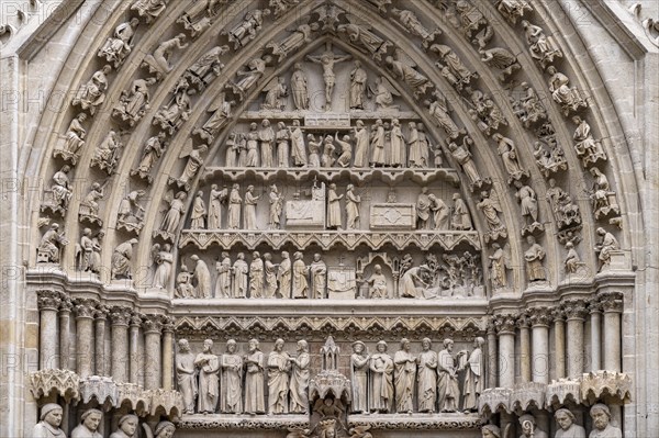 Figures on the west facade of Notre Dame d'Amiens Cathedral