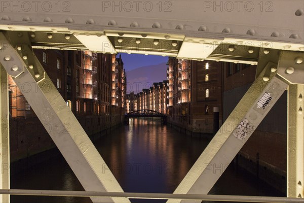 Illuminated Wandrahmsfleet in Speicherstadt