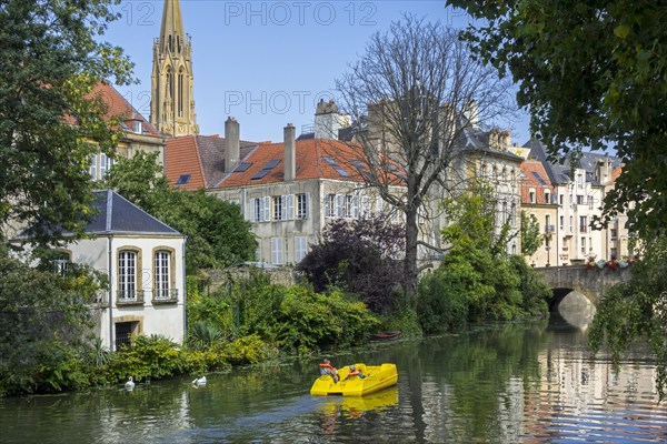 Paddle boat