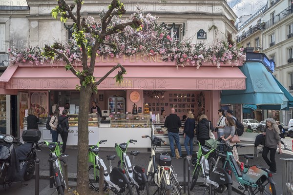 Queuing at the Dolce Pepone ice cream parlour