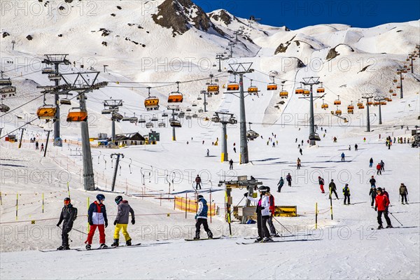 Cable car tangle and brown Sahara sand on the snow on Alp Trida in the Ischgl-Samnaun ski area