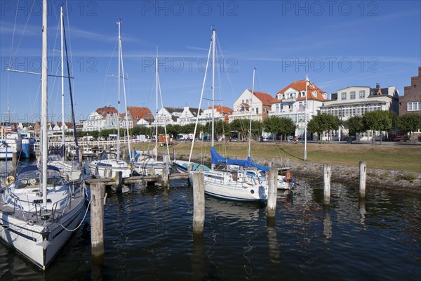 Promenade Vorderreihe along the river Trave at Travemuende