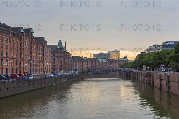 Zollkanal and the Elbphilharmonie