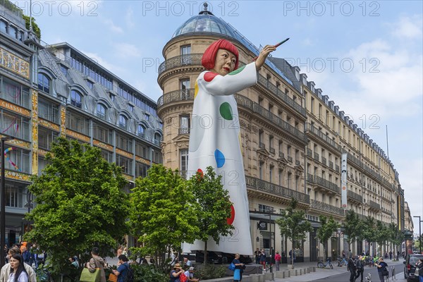 Gigantic figure by the Japanese artist Yayoi Kusama