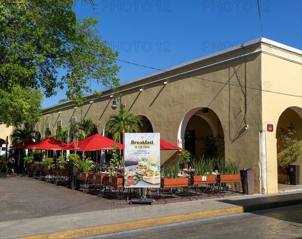 Advertising sign for breakfast restaurant Trato