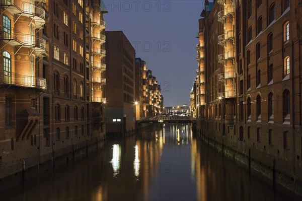 Illuminated Wandrahmsfleet in Speicherstadt