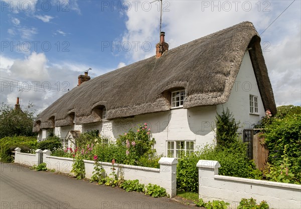 Pretty historic thatched cottage in village of Avebury