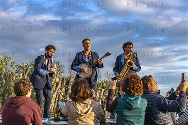 Live music on the tables at La Cale restaurant on the beach in Blainville-sur-Mer