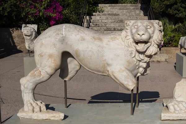 Lion sculpture as grave decoration