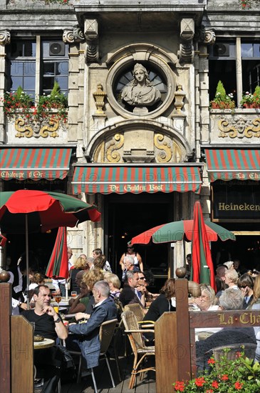 Tourists at restaurant De Gulden Boot