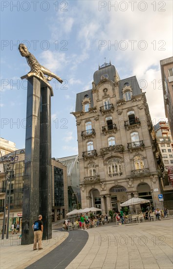 El Sireno sculpture