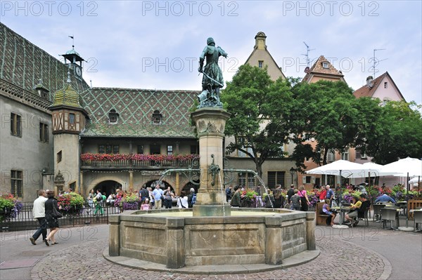 Fountain with statue of Baron Lazare de Schwendi and the old customs office