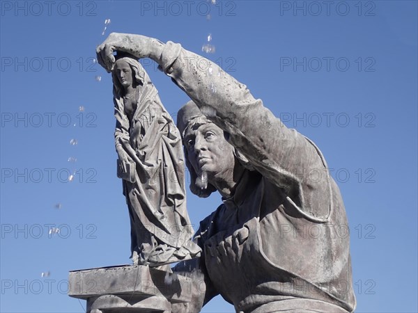 Tilman Riemenschneider carves a Madonna