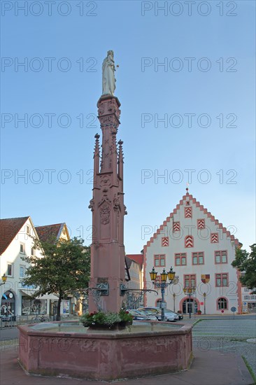 Marienbrunnen with obelisk and town hall