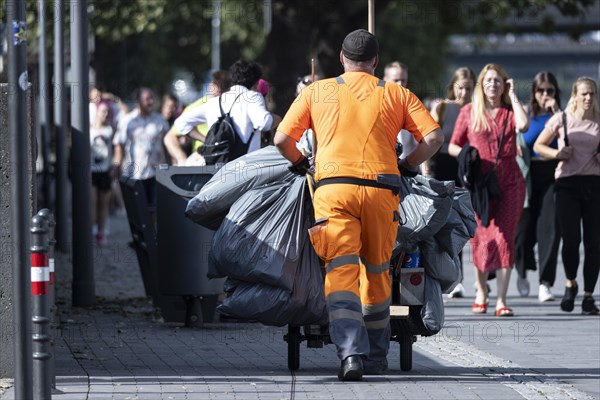 Employee of the refuse collection