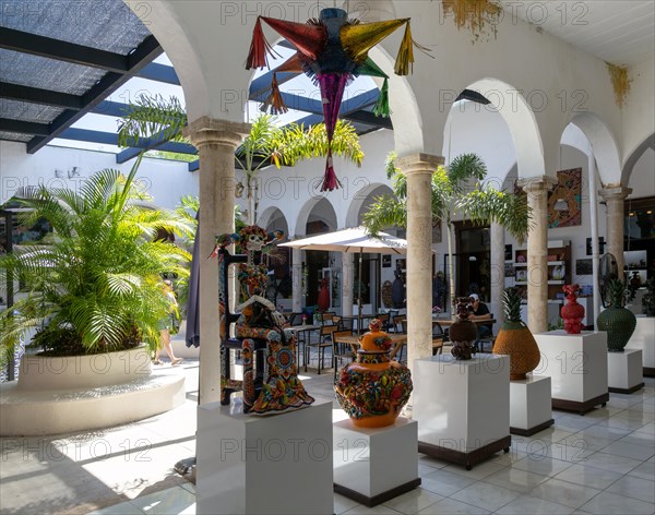 Upmarket art gallery and handicraft centre shop Galeria Caracol Purpura