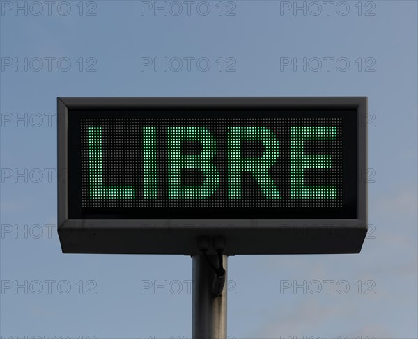 Green electronic lettering LIBRE car park sign indicating free places available