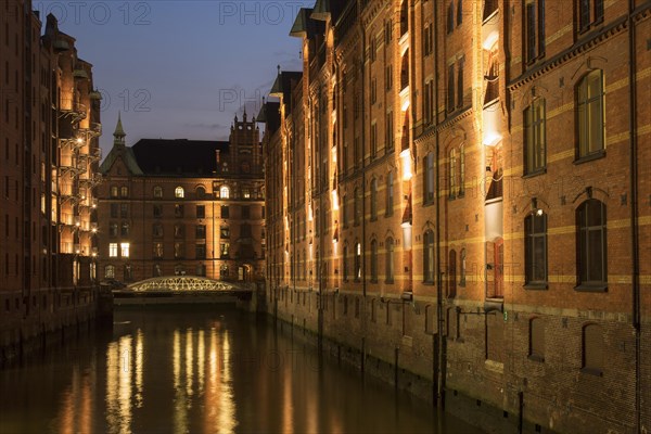 Illuminated Wandrahmsfleet in Speicherstadt