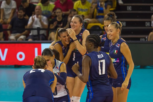 The Italian players cheer after winning a setVolleyball