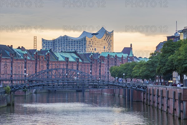 Zollkanal and the Elbphilharmonie