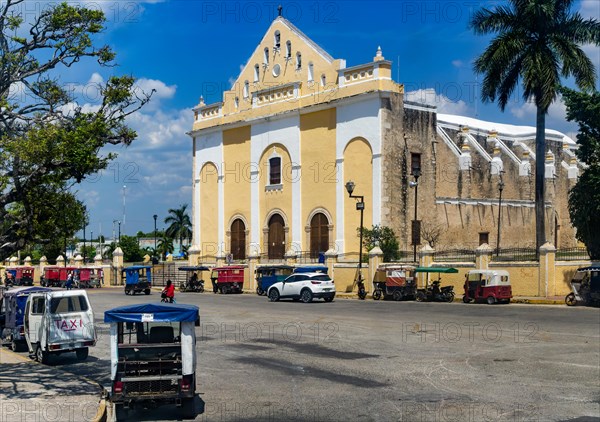 View from bus window of church of Iglesia de San Francisco de Asis