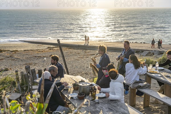Live music at the restaurant La Cale on the beach of Blainville-sur-Mer