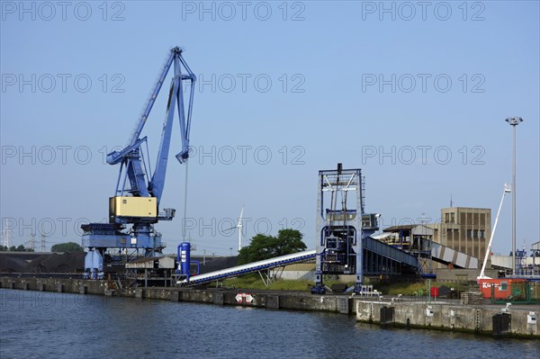 Dock crane and conveyor belt at SEA-invest