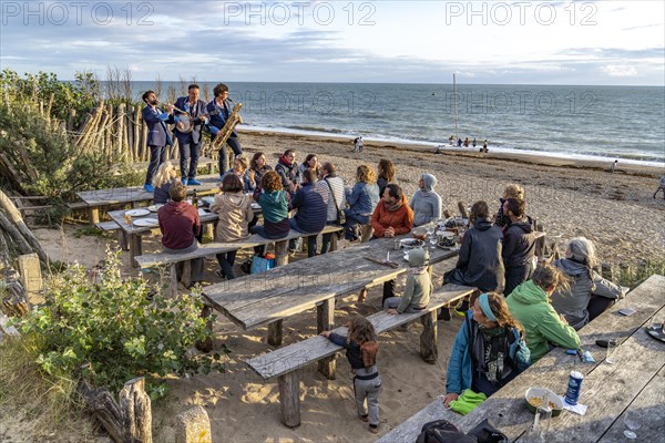 Live music on the tables at La Cale restaurant on the beach in Blainville-sur-Mer