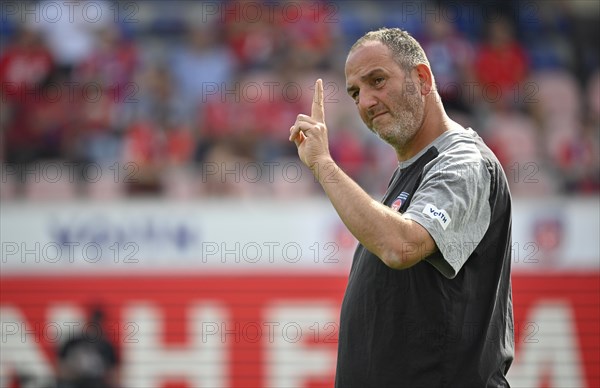 Coach Frank Schmidt 1. FC Heidenheim 1846 FCH raises index finger