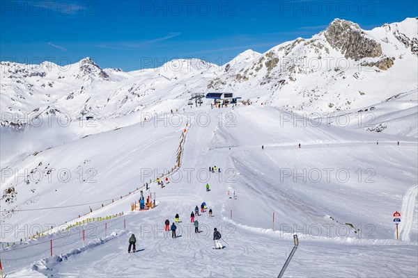 Ski descent from the 150er Tux mountain station towards Horbergjoch