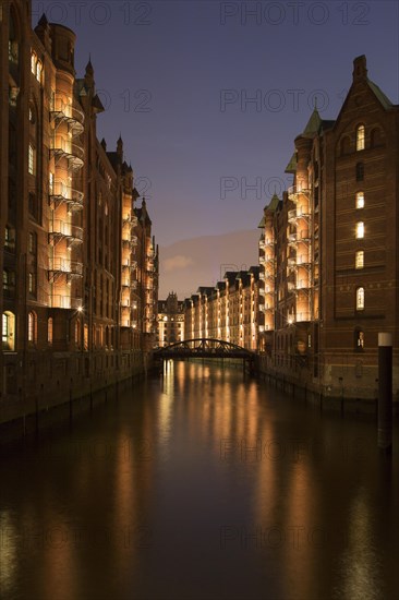 Illuminated Wandrahmsfleet in Speicherstadt