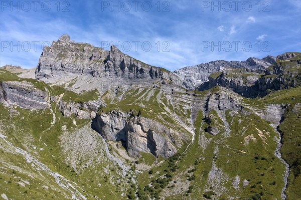 The Petit Muveran peak above the La Saille high valley