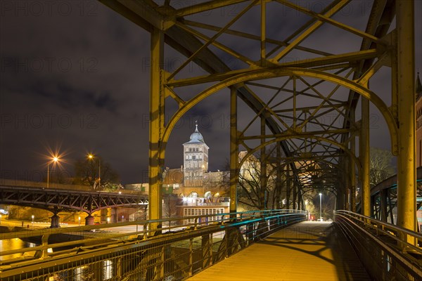 Lift bridge