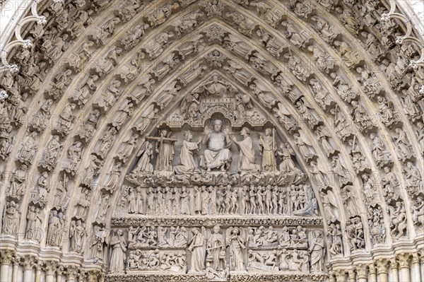 Figures on the west facade of Notre Dame d'Amiens Cathedral