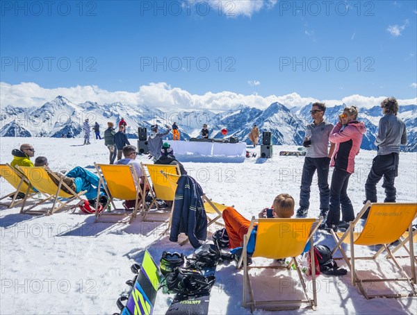 DJ and dancing ski holidaymakers