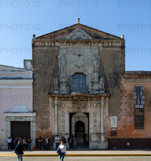 Facade depicting conquering Spanish conquistadors