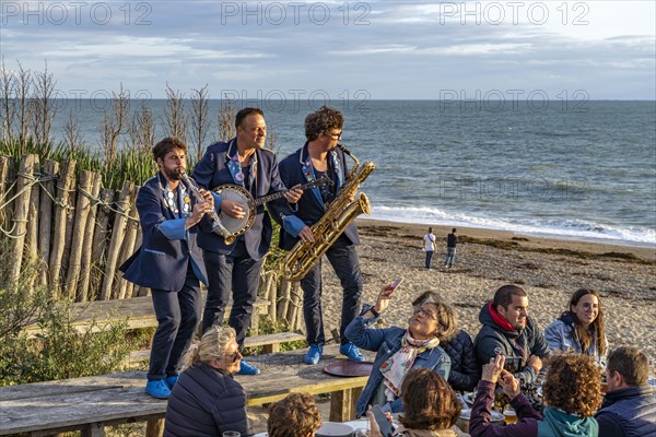 Live music on the tables at La Cale restaurant on the beach in Blainville-sur-Mer