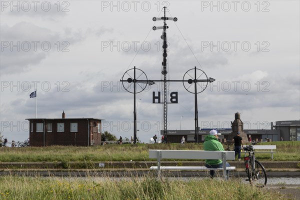 Man with bicycle on a bench