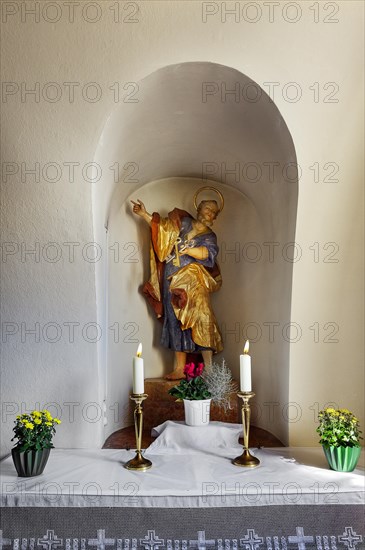 Side altar and figure of Peter with keys