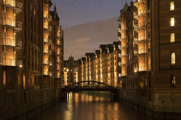 Illuminated Wandrahmsfleet in Speicherstadt