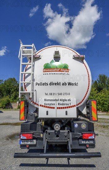 Tanker for pellets