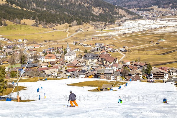 Plattensteig ski slope in the Grubigstein ski area with a view of the valley town of Lermoos