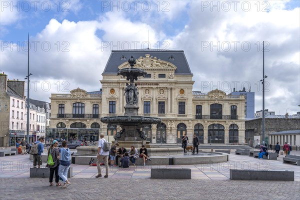 Fontaine Mouchel and Le Trident Theatre in the General de Gaulle Square