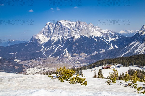 View from the Grubigstein ski area to the Zugspitze