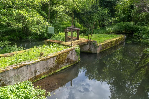 Water gauge weir dam controlling flow