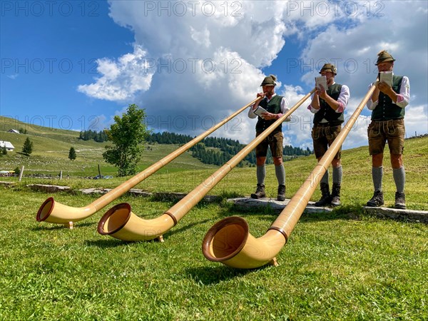 Alphorn blowers at the Christlalm on the Trattberg Almfest on 15.8.23