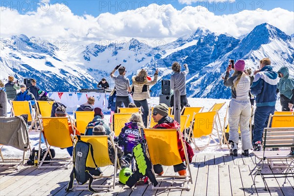 DJ and dancing ski holidaymakers